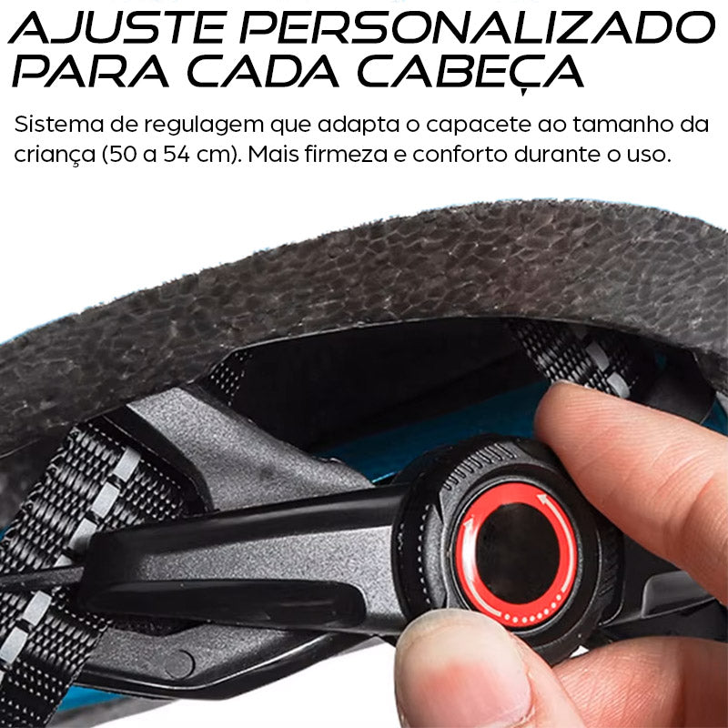 Capacete infantil divertido com design de dragão