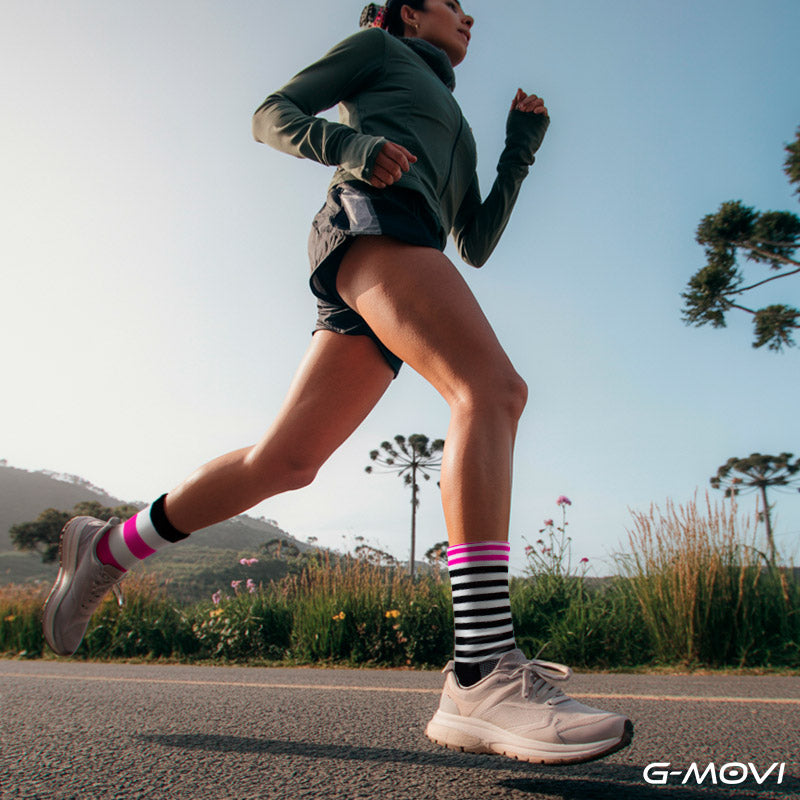 meia de compressão feminina cano médio com design moderno e cores vibrantes