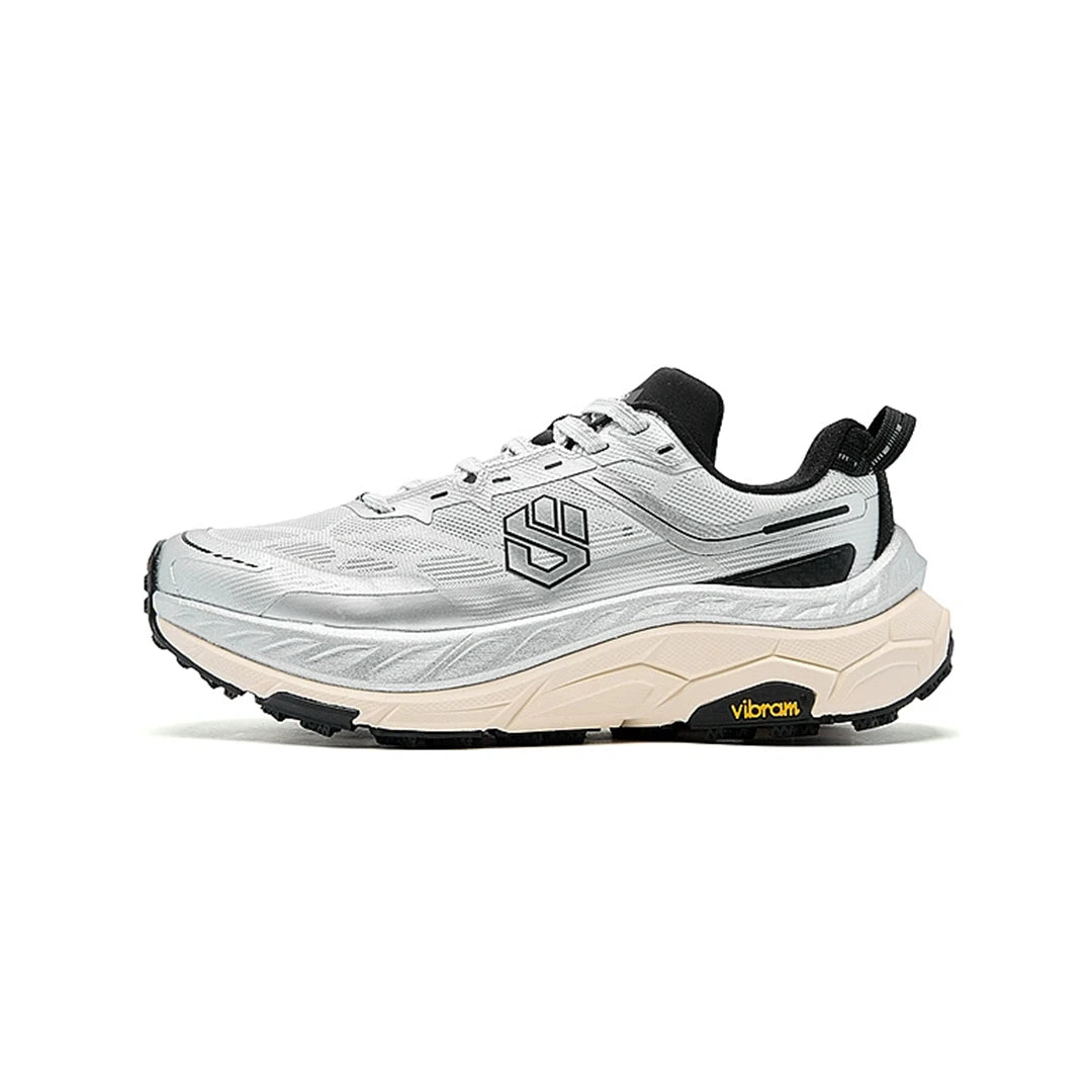 Tênis Qiaodan Shanshen 2.0 unissex com placa de carbono visto em ângulo lateral, sola Vibram Megagrip